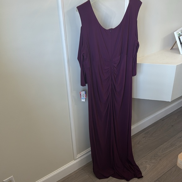 NWT R&M Richard's Maxi Gown; 20W Cold shoulder New!!!! Never Used! - Picture 9 of 10